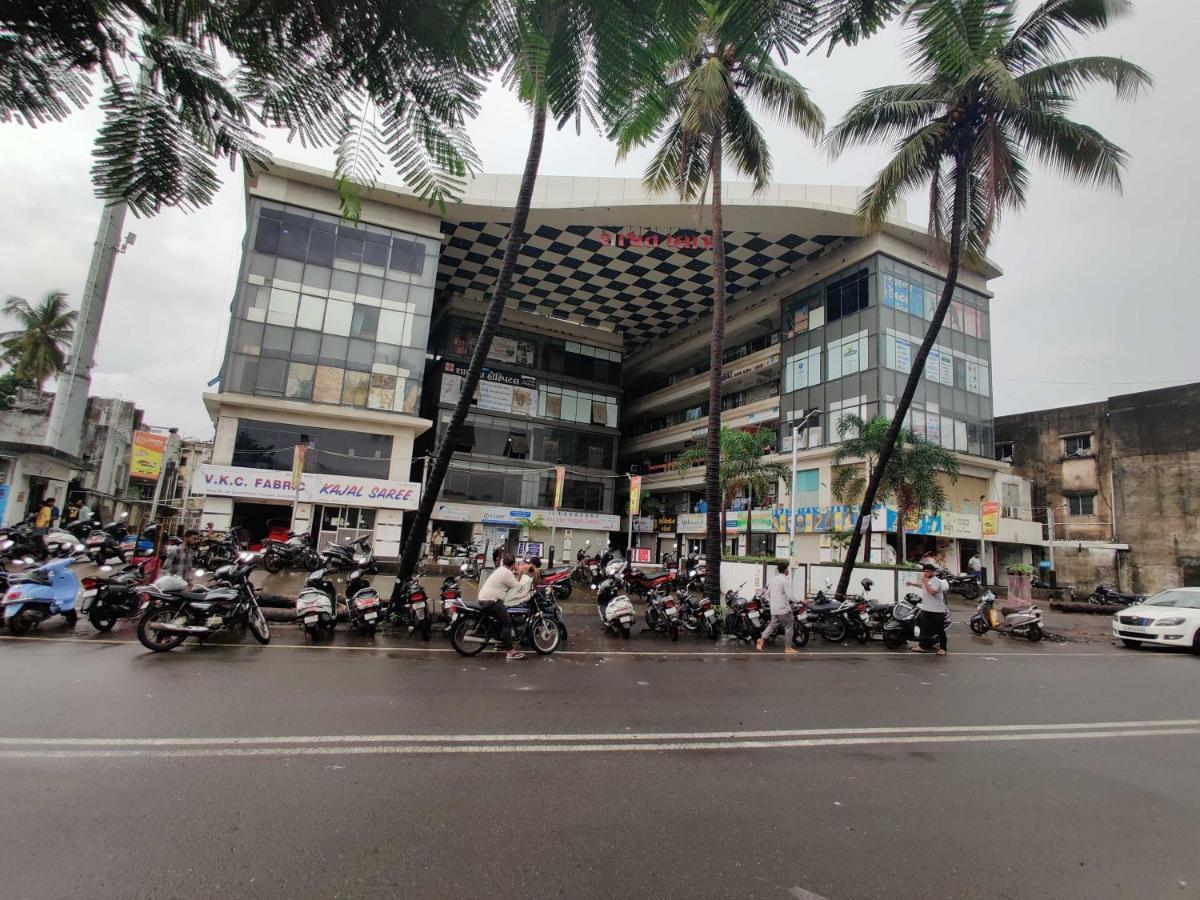 Oyo 91692 The You And Me Hotel Utran Exterior photo